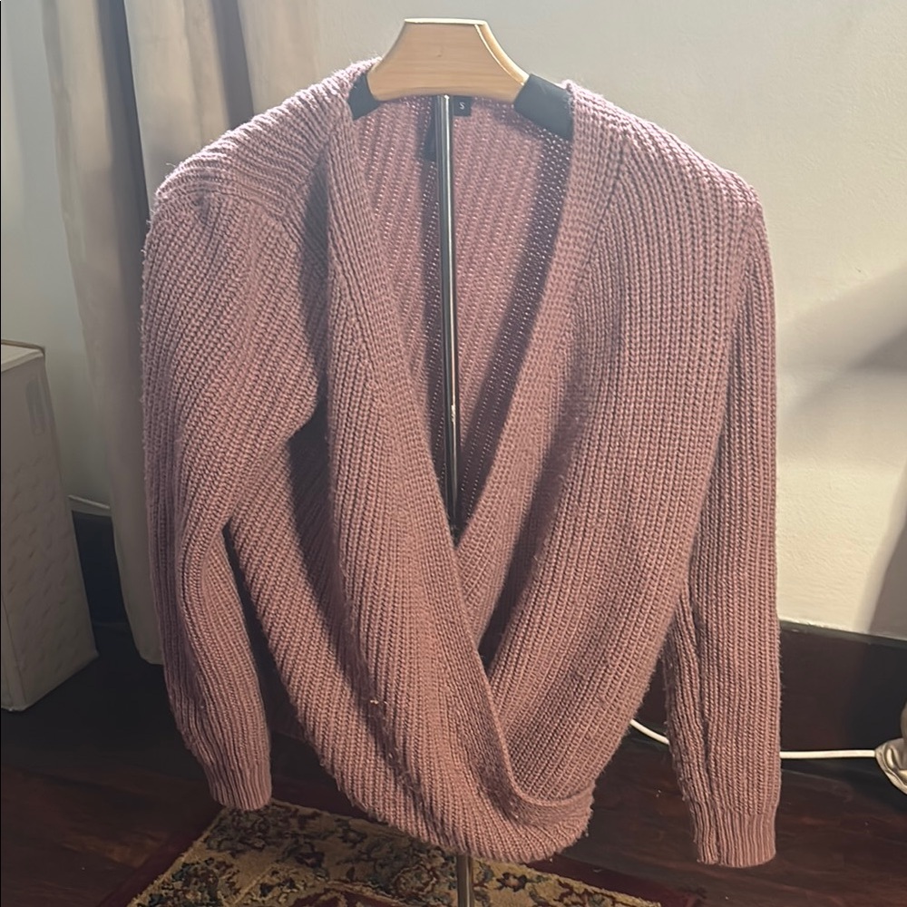 Pink V-Neck Sweater with Ribbed Knit and Fitted Style